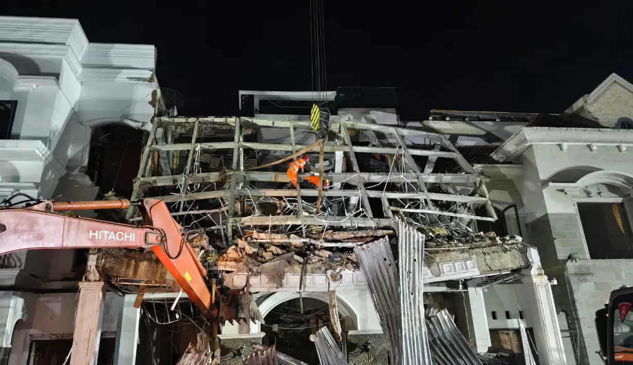 Tim SAR mencari korban yang masih tertimbun reruntuhan bangunan akibat ledakan gas pipa tanam di di Komplek Grand Polonia Medan, Kota Medan, Sumatera Utara, Senin (20/7/2026) malam. (Basarnas