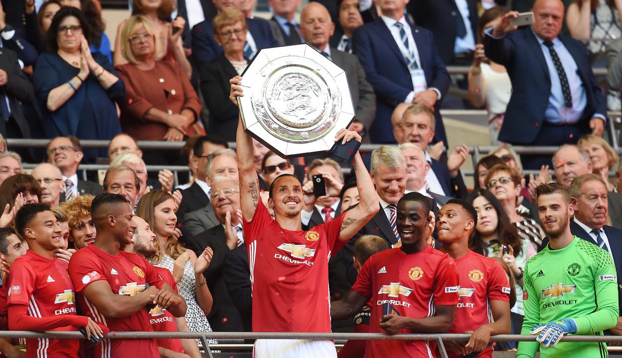  Zlatan Ibrahimovic mengangkat trofi juara  Community Shield usai timnya mengalahkan Leicester City 2-1.  (EPA/Andy Rain)