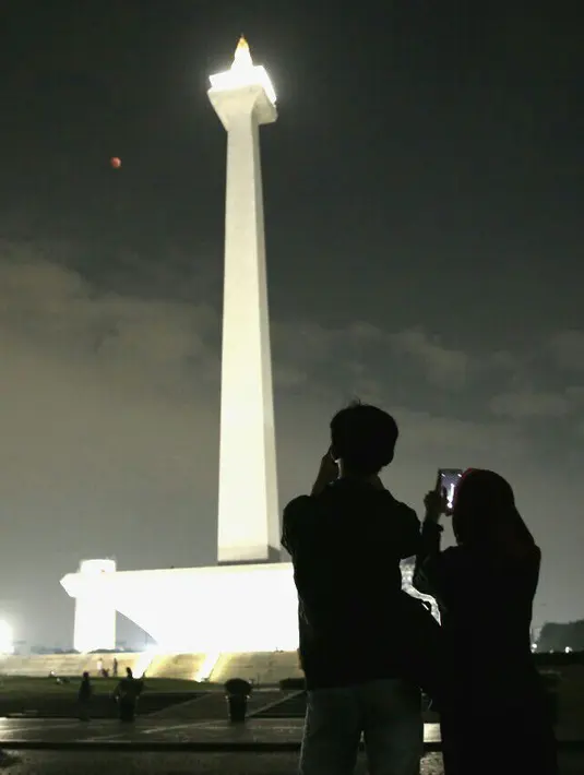 Seakan tidak ingin melewatkan fenomena langka ini sendirian, banyak para pengunjung yang datang bersama teman, keluarga, dan pacar. (Deki Prayoga/Bintang.com)