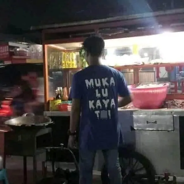 6 Tulisan Nyeleneh di Belakang Baju Pedagang Ini Bikin Pembeli Salah Fokus
