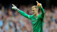 5. Joe Hart - Tahun ini penampilannya semakin matang, dirinya berhasil tidak kebobolan dalam 15 kali pertandingan Liga Inggris bersama Manchester City. Namun kadang kiper asal Inggris itu masih belum terlalu stabil. (EPA/Peter Powell)