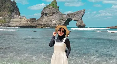 Baru-baru ini Putri Delina pelesir ke Bali. Di Pulau Dewata, ia mengunjungi sejumlah tempat indah dari Kelingking Beach yang ikonis, pantai Atuh, hingga Angel Billabong. Sejumlah foto ini diunggah anak kedua Sule di akun Instagram terverifikasinya. Yang ingin melancong ke Bali dalam waktu dekat, rute Putri Delina layak pertimbangkan. (Foto: Dok. Instagram @putridelinaa)
