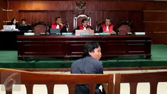 Komedian Mandra menjalani sidang perdana beragenda pembacaan dakwaan di Pengadilan Tipikor, Jakarta, Kamis (20/8/2015). Mandra terjerat kasus korupsi pengadaan program siap siar TVRI pada 2012 bernilai Rp 47,8 miliar. (Liputan6.com/Yoppy Renato)