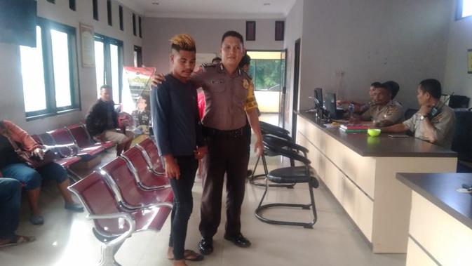 Marten Alfi (22) saat diamankan aparat Polres Kupang Kota (Liputan6.com/Ola Keda)