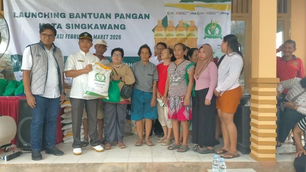 Bulog Salurkan Bantuan Pangan ke 1.015 KPM di Singkawang untuk Jaga Daya Beli