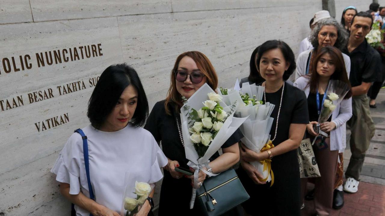 FOTO: Antusiasme Umat Katolik Berdoa untuk Paus Fransiskus di Kedubes Vatikan Jakarta