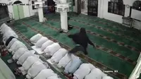Seorang pencuri di masjid melompati jemaah wanita dan mengambil tas dan ponsel. (Channel News Asia)