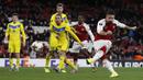 Striker Arsenal, Olivier Giroud, melepaskan tendangan penalti ke gawang BATE Borisov pada laga Liga Europa di Stadion Emirates, Jumat (8/12/2017). Arsenal menang 6-0 atas BATE Borisov. (AP/Kirsty Wigglesworth)