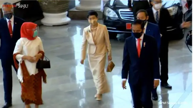 Anggunnya Iriana Pakai Hijab Merah Saat Dampingi Jokowi Bertemu PM Jepang