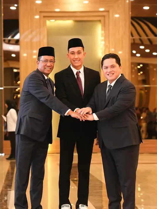 Ketua Umum Persatuan Sepak Bola Seluruh Indonesia (PSSI), Erick Thohir menyambut optimistis pengambilan sumpah kewarganegaraan Republik Indonesia, Miliano Jonathans. (Foto: Dokumentasi PSSI)