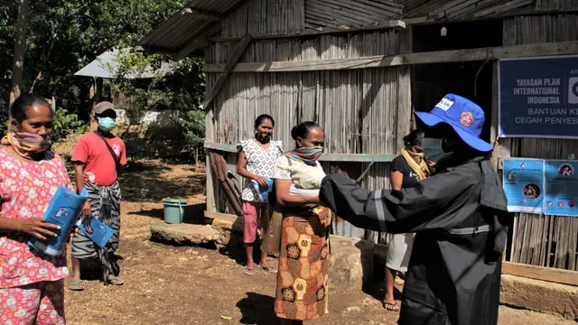 Pendistribusian paket kebersihan diri untuk mencegah penyebaran corona Covid-19 di Kabupaten Timor Tengah Selatan, Nagekeo, dan Lembata, NTT. (Dok. Plan Indonesia)