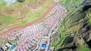 Foto dari udara yang diabadikan pada 14 Juni 2020 ini memperlihatkan aliran Sungai Gaqu yang melewati area relokasi di Kota Chido di Wilayah Dengqen di Qamdo, Daerah Otonom Tibet, China barat daya. (Xinhua/Tian Jinwen)