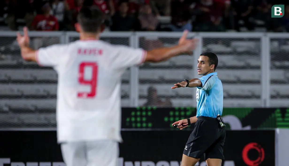 <p>Wasit Saud Alsmhan memberikan peringatan pada laga Grup F Kualifikasi Piala Asia U-20 2025 antara Timor Leste melawan Timnas Indonesia U-20 di Stadion Madya, Senayan, Jakarta, Jumat (27/09/2024). (Bola.com/Bagaskara Lazuardi)</p>