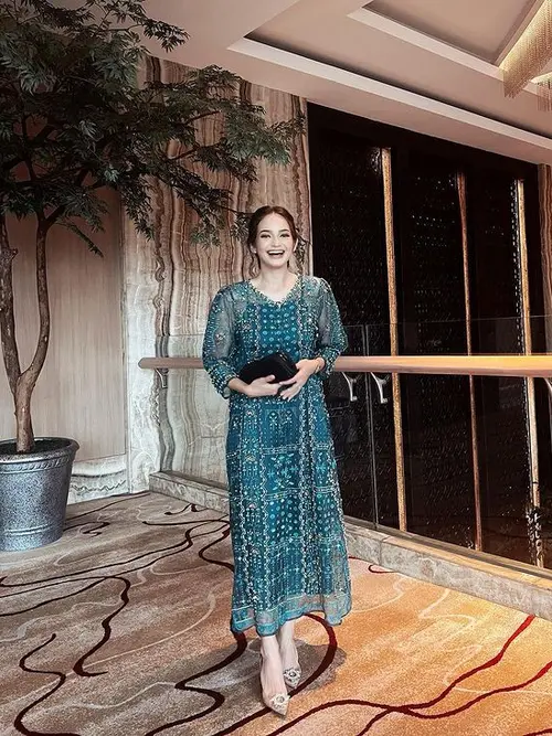 7 Inspirasi Outfit Bridesmaid Non Hijab yang Fashionable dari Enzy Storia hingga Maudy Ayunda Fashion Fimela
