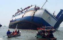 Momen dramatis evakuasi ratusan korban kapal tenggelam di Surabaya