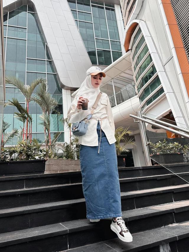 6 Gaya Berhijab ala  Inara Rusli, Cocok Jadi Inspirasi Busana Syar'i nan Simpel