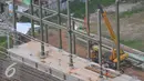 Sebuah kontruksi bangungan yang sedang di bangun untuk proyek jalur kereta Api Bandara di Jakarta, Rabu (28/12). KAI akan menerima dua rangkaian kereta yang nantinya akan dioperasikan untuk kereta bandara pada awal tahun 2017. (Liputan6.com/Angga Yuniar)