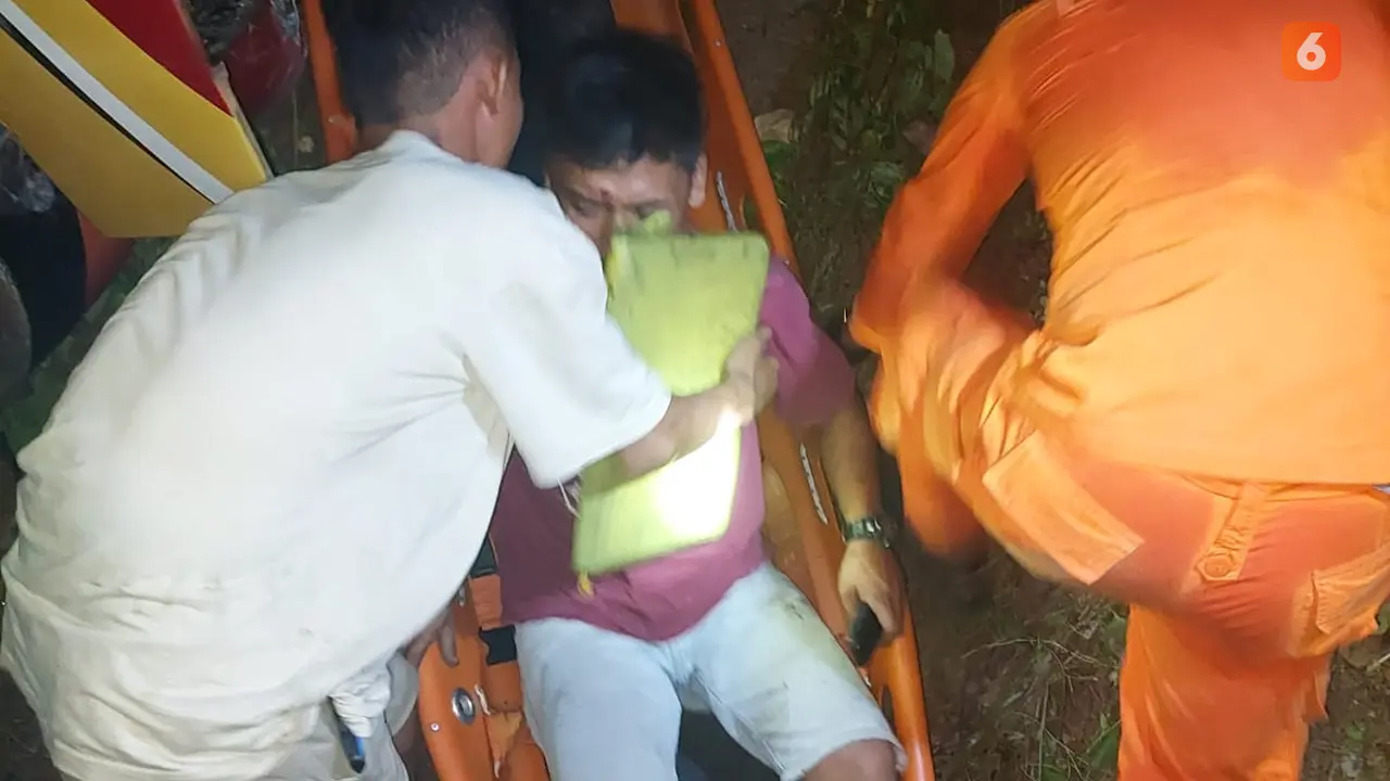 Evakuasi korban kecelakaan rombongan  santri gontor