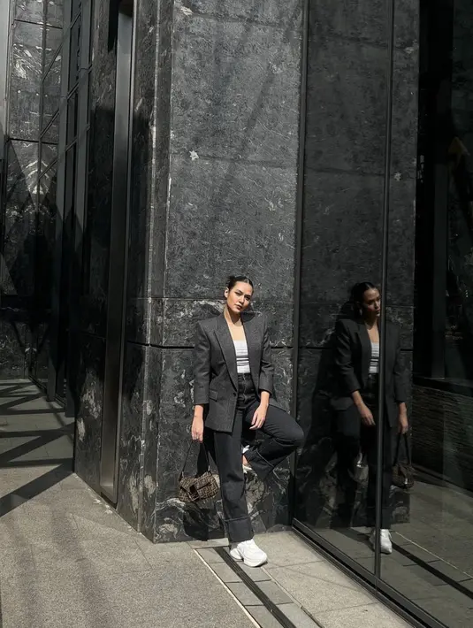 Paduan blazer dengan aksen sneakers hadirkan kesan athleisure yang menjanjikan. [Foto: Instagram/ Raisa]