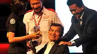 Jusuf Kalla dipijat Poempida Hidayatullah saat beristirahat pada sebuah acara (Antara)