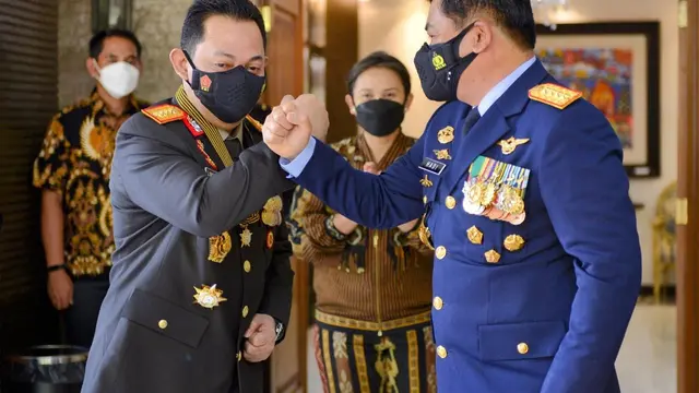 Panglima TNI Beri Kejutan Kapolri di HUT Bhayangkara ke-75
