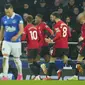 Anthony Martial dari Manchester United merayakan bersama rekan satu timnya setelah mencetak gol ketiga timnya selama pertandingan sepak bola Liga Premier Inggris antara Everton dan Manchester United, di Stadion Goodison Park, di Liverpool, Inggris, Minggu, 26 November 2023. (AP Photo/Jon Super)