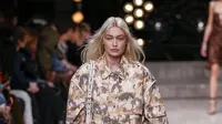 Gigi Hadid di peragaan busana Isabel Marant untuk koleksi ready-to-wear Musim Semi/ Panas 2023. (AP Photo/Francois Mori)