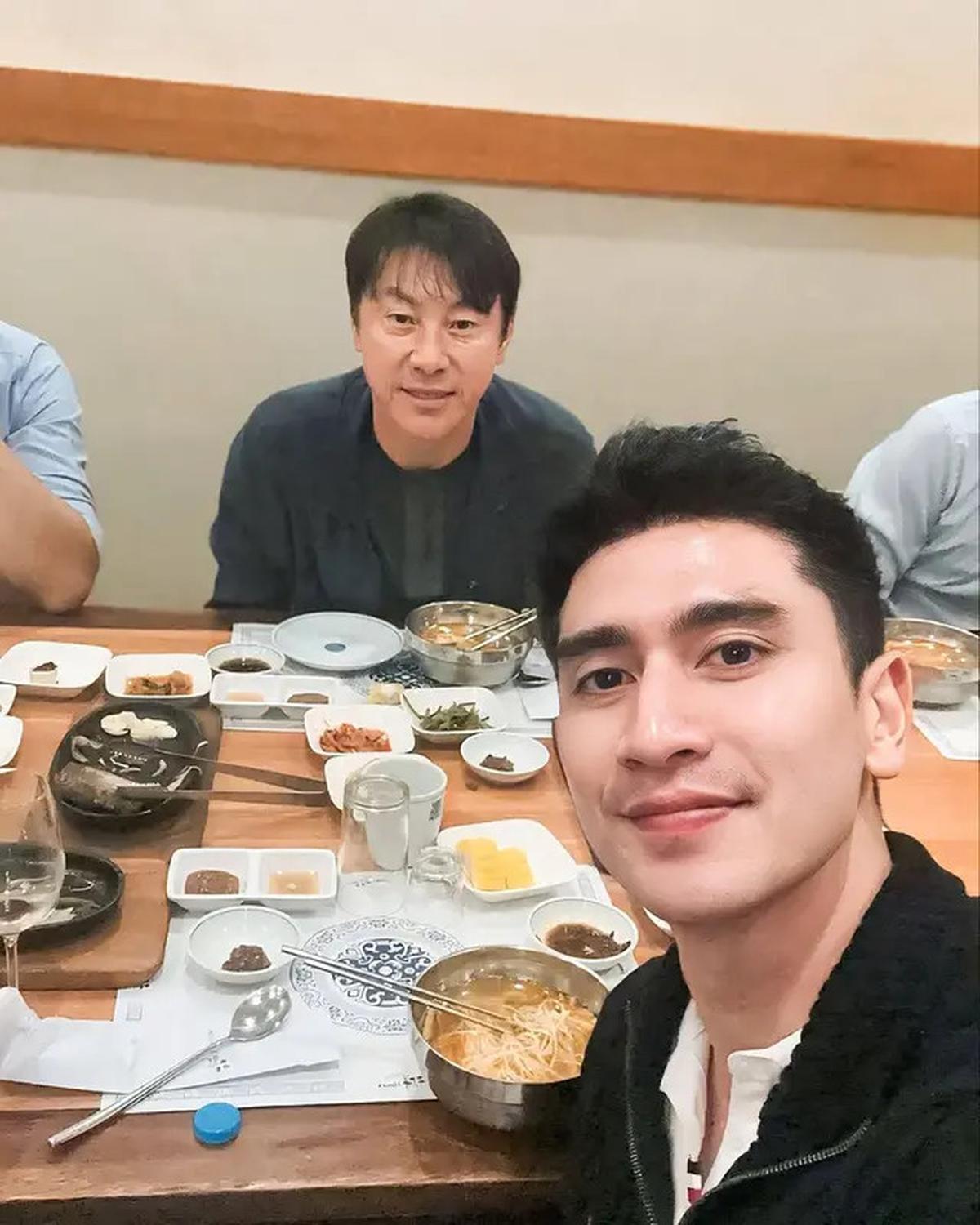 7 Potret Shin Tae-yong Dinner Bareng Verrell Bramasta, Ngobrol Hal Penting
