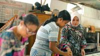 Proses produksi salah satu UMKM binaan Telkom Batik “ATIK”, Batik Besurek khas Bengkulu. (Foto: Istimewa)