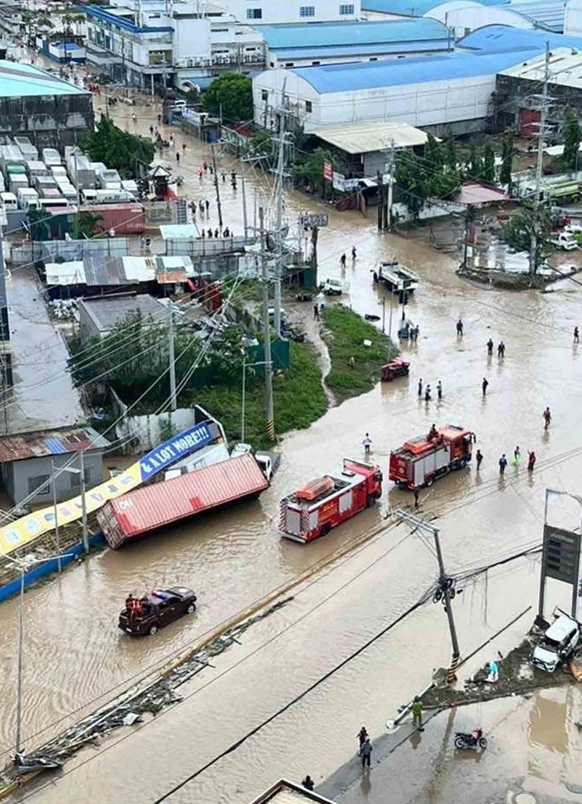 FOTO: Terjangan Topan Kalmaegi, Mobil-Mobil di Cebu Bertumpuk Seperti Mainan