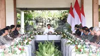 Presiden Jokowi memimpin rapat terbatas mengenai percepatan pengembangan destinasi wisata Borobudur di Patio Main Joglo, Plataran Borobudur Kabupaten Magelang, Jumat (30/8/2019). (foto: Biro Pers Kepresidenan)