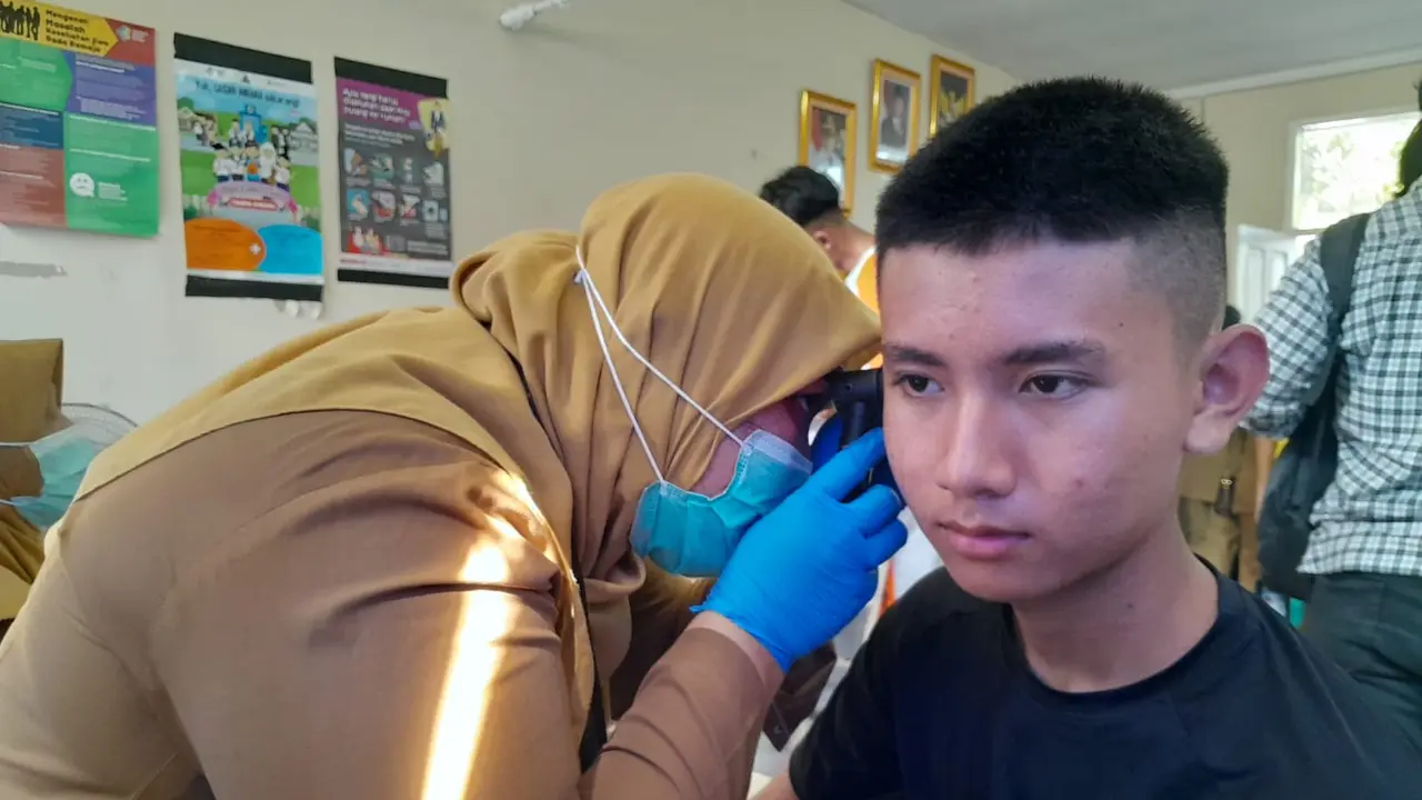 Salah satu siswa SMAN 6 Tangsel jalani pemeriksaan telinga saat CKG Sekolah pada Senin, 4 Agustus 2025. (Dok Benedikta Desideria/Liputan6.com)