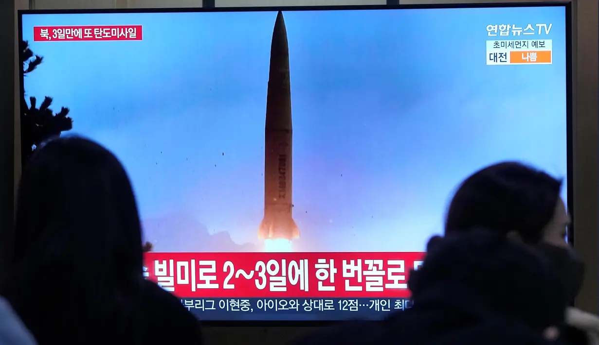 Menurut Kepala Staf Gabungan Korea Selatan (JCS), pihaknya memperkuat pengawasan dan kewaspadaan dalam persiapan peluncuran tambahan sambil mempertahankan kesiapan penuh melalui kerja sama erat dengan Amerika Serikat (AS). (AP Photo/Ahn Young-Joon)