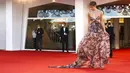 Model Taylor Hill berpose untuk fotografer setibanya dalam upacara pembukaan Venice Film Festival ke-77 di Venesia, Italia, Rabu (2/9/2020). Venice Film Festival tahun ini akan berlangsung dari tanggal 2 hingga 12 September.  (Photo by Joel C Ryan/Invision/AP)