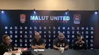 Imran Nahumarurry dan jajaran manajemen klub Malut United FC dalam sesi ngobrol dengan awak media di Golf Club Senayan, Jakarta, Senin (25/7/2023) siang. Mereka mengapungkan mimpi tinggi promosi ke kasta tertinggi Liga 1 di musim perdana berlaga di Liga 2. (Bola.com/Ario Yosia