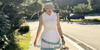 Gemar berloahraga, outfit Shandy Aulia curi perhatian. Kali ini, ia tampil dengan outfit golf lengkap dengan tas Hermes yang dijinjing. [Foto: Instagram/ Shandy Aulia]