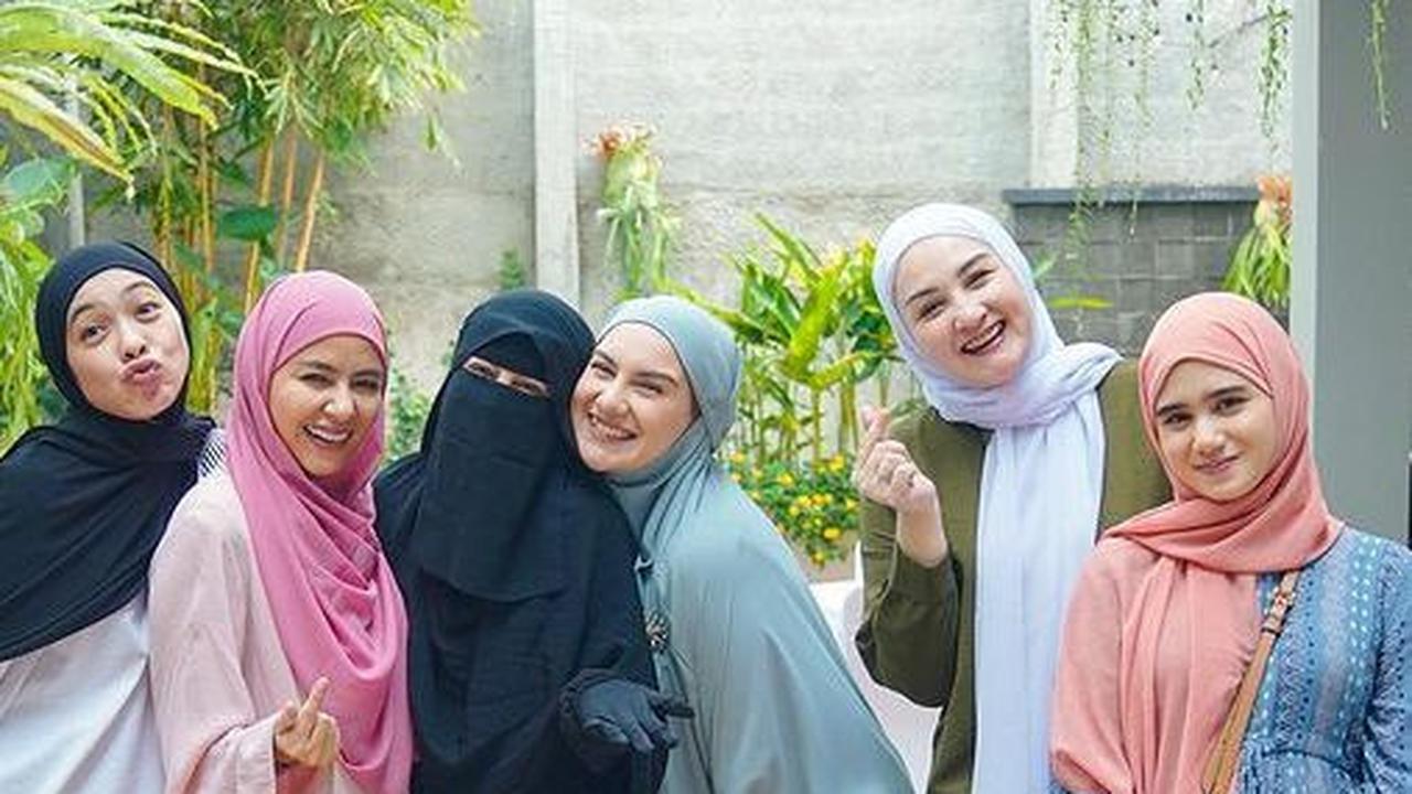 Potret Cantik Tissa Biani Tampil Berhijab saat Hadir di Acara Kajian Umi Pipik, Bikin Pangling