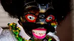 Seorang penari melakukan "Morenada" selama pawai tahunan untuk menghormati "El Senor del Gran Poder," atau "The Lord of Great Power" di La Paz, Bolivia (26/5). (AP/Juan Karita)