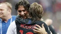 Pelatih timnas Kroasia, Zlatko Dalic, merayakan keberhasilan lolos ke final dengan memeluk kapten tim, Luka Modric, pada laga semifinal Piala Dunia 2018 melawan Inggris di Stadion Luzhniki, Selasa (11/7/2018). (AP Photo/Frank Augstein)