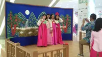 Korea Indonesia Festival menyediakan foto gratis sambil menggunakan Hanbok khusus untuk para pengujungnya. 