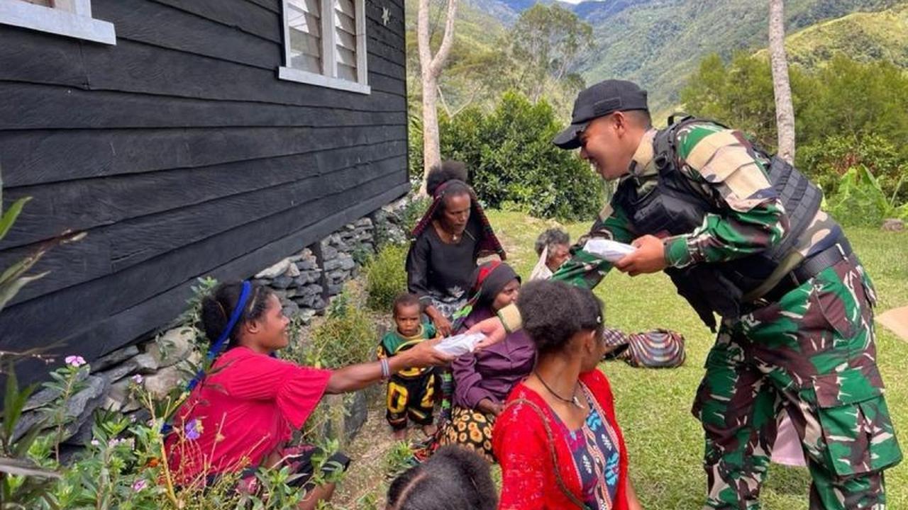 Perkuat Komsos TNI Papua, Prajurit Satgas Yonif 511 Kunjungi Gereja dan Warga di Kanggime