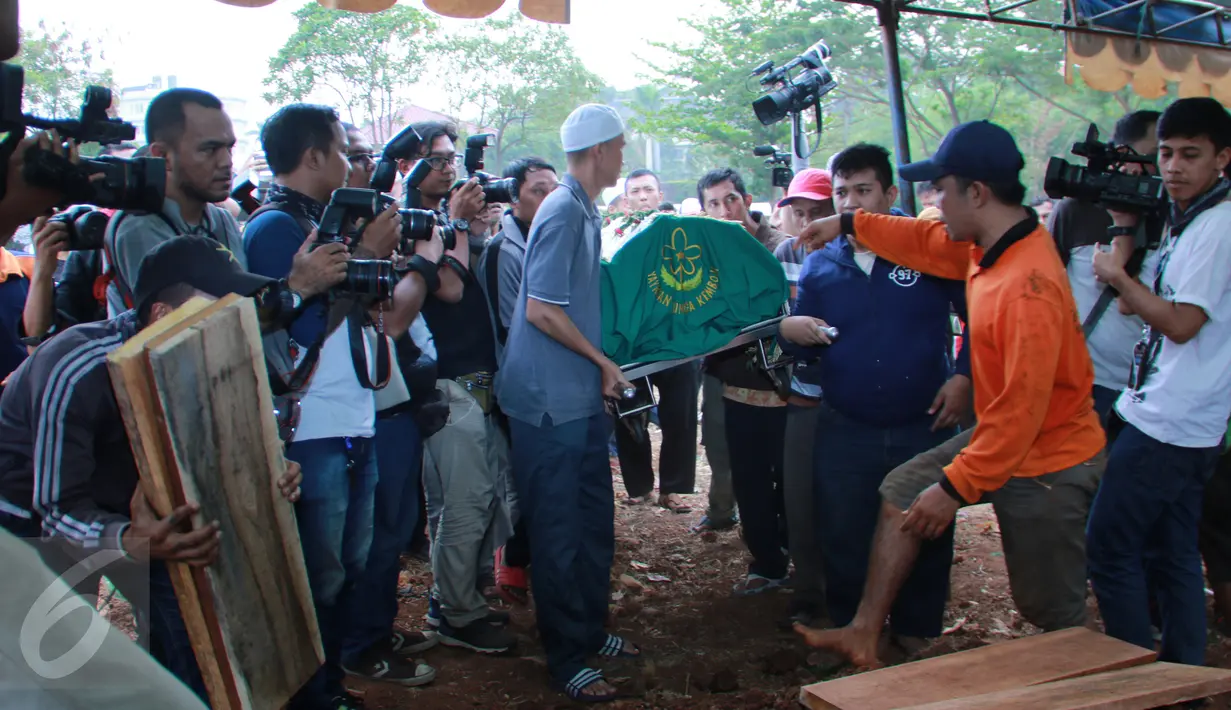 Keranda jenazah Pak Raden saat tiba di TPU Jeruk Purut, Jakarta, Sabtu (31/10/2015). Pak Raden menghembuskan napas terakhirnya di Rumah Sakit Pelni Jakarta pada pukul 22.20 WIB, Jumat (30/10/2015).(Liputan6.com/Herman Zakharia)