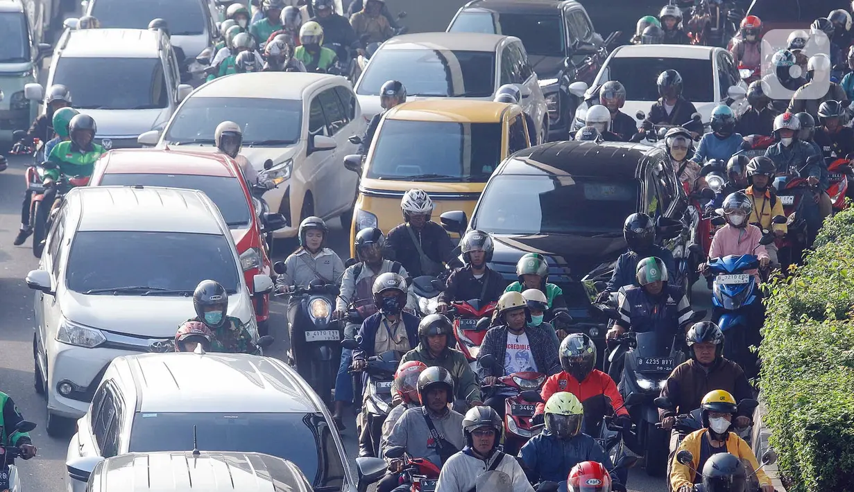 Kendaraan hanya bisa bergerak dengan kecepatan rendah, sesekali berhenti akibat tingginya volume lalu lintas. (Liputan6.com/Herman Zakharia)
