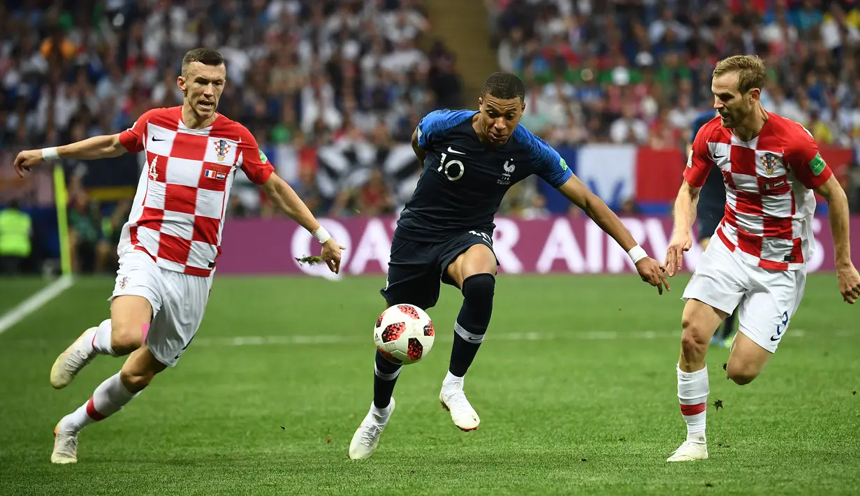 Striker Prancis, Kylian Mbappe, saat berebut bola dengan pemain Kroasia pada laga final Piala Dunia 2018 di Luzhniki Stadium, Moscow, (15/6/2018). Prancis menang 4-2 atas Krosia. (AFP/Franck Fife)