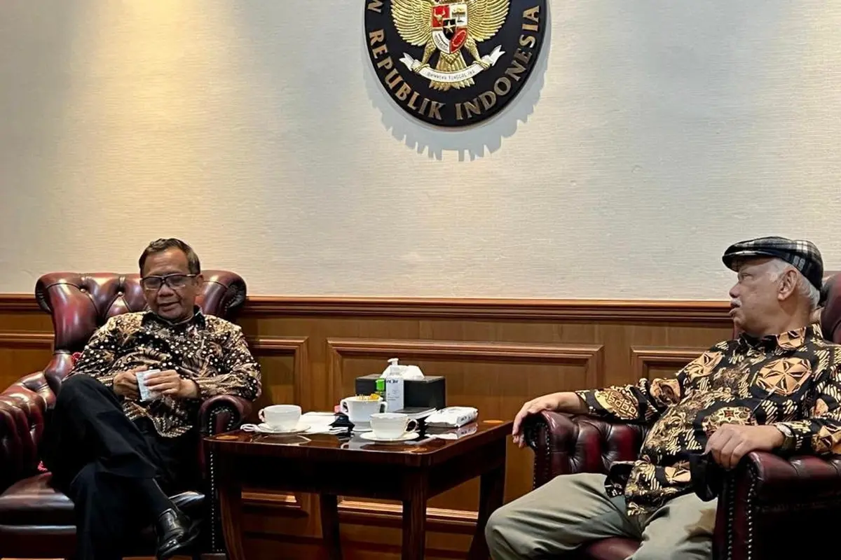 Ketua Dewan Pers Prof Azyumardi Azra bertemu dengan Menko Ppolhukam Mahfud Md. Pertemuan membahas mengenai RKHUP. (Istimewa)