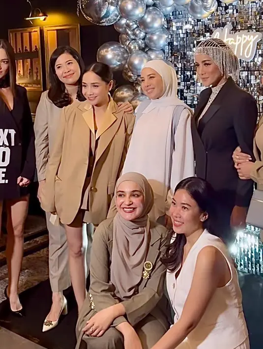Selain Nia, ada juga Nagita Slavina yang memadukan oversize blazer warna nudenya dengan shorts.  [@mrsayudewi/@ashanty_ash/@titi_kamall]