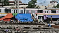 Aktivitas warga korban penggusuran di tenda pengungsian RT 006/004, Kampung Bandan, Ancol, Jakarta, Kamis (16/7/2020). Sebanyak 36 KK terdampak penggusuran bangunan di bantaran rel tersebut bertahan di tenda pengungsian yang didirikan secara mandiri. (merdeka.com/Iqbal S. Nugroho)