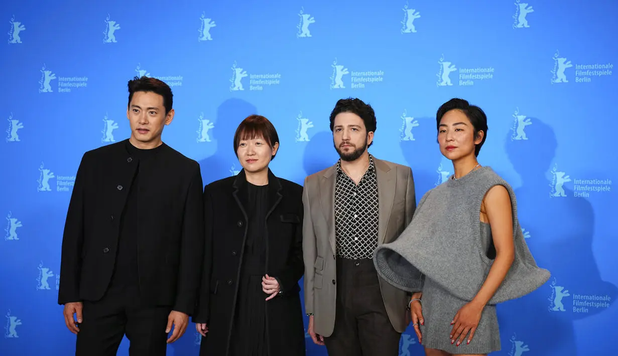 Yoo Teo, Greta Lee, John Magaro, dan penulis naskah Celine Song dalam Festival Film Internasional Berlin 2023.(Soeren Stache/dpa via AP)