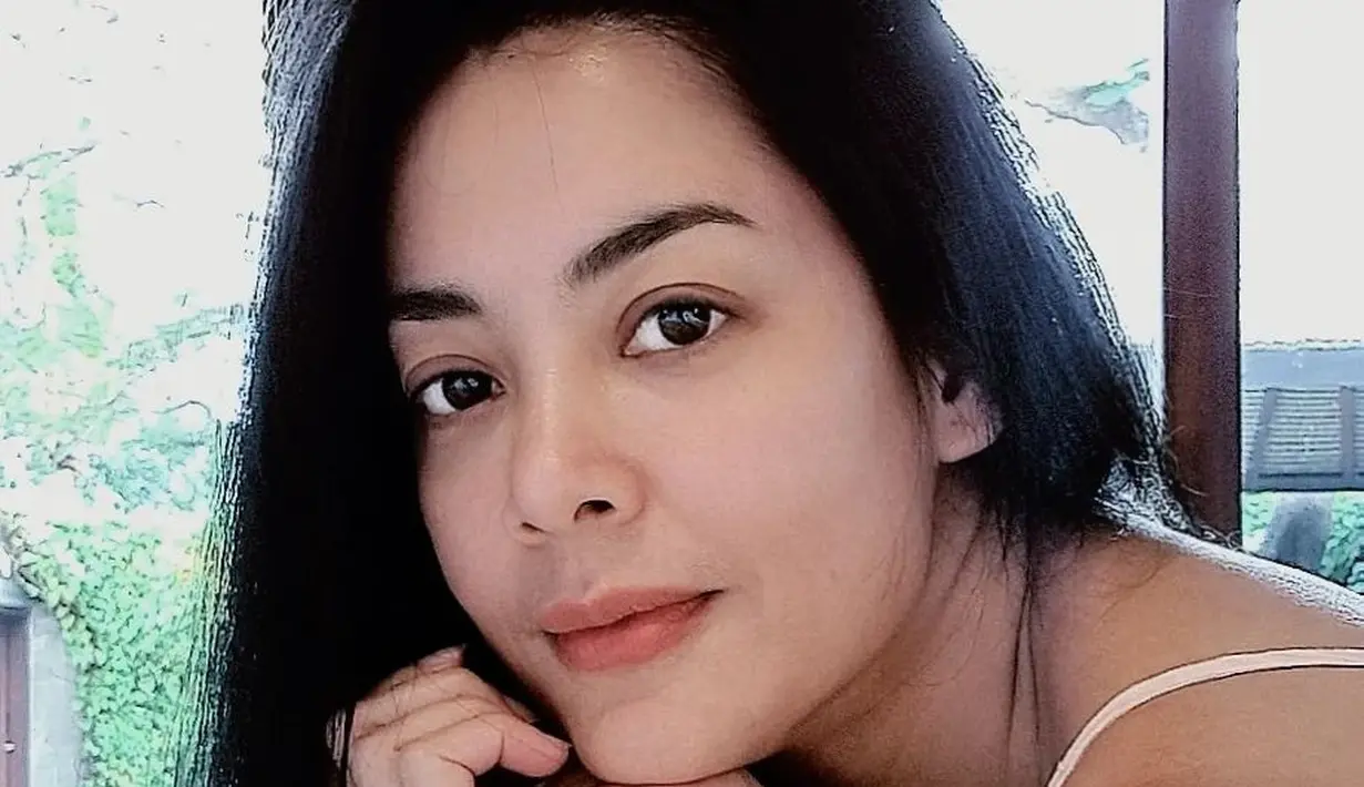 Lulu Tobing juga tak pernah takut menunjukkan bare face-nya. [Foto: Instagram/lutob]