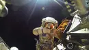 Kosmonot Rusia Sergei Volkov sedang melakukan spacewalk diluar badan Stasiun Luar Angkasa Internasional (ISS), (7/2). Sergei Volkov merupakan anggota dari 46/47 NASA yang melakukan pekerjaan di ISS. (REUTERS/Roscosmos)